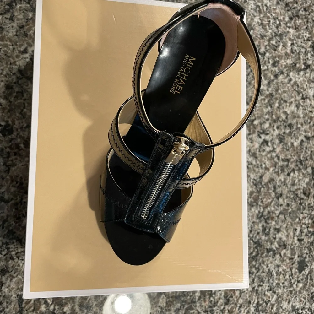 Michael Kors Berkley T Strap sz 8M - Picture 3 of 10